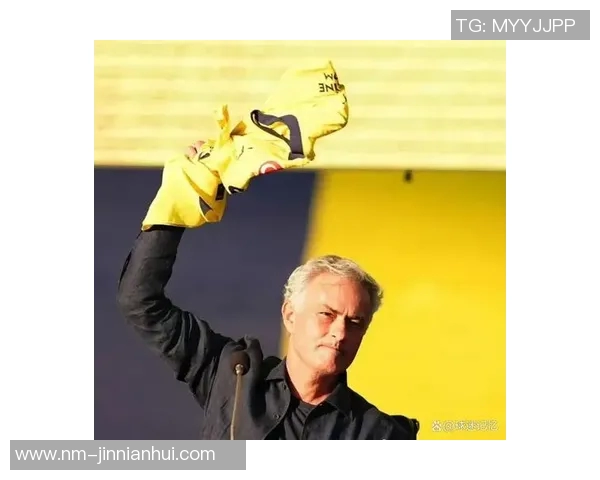 白发球星的传奇人生 从足球场到生活的精彩篇章 白发球星的传奇人生 从足球场到生活的精彩篇章